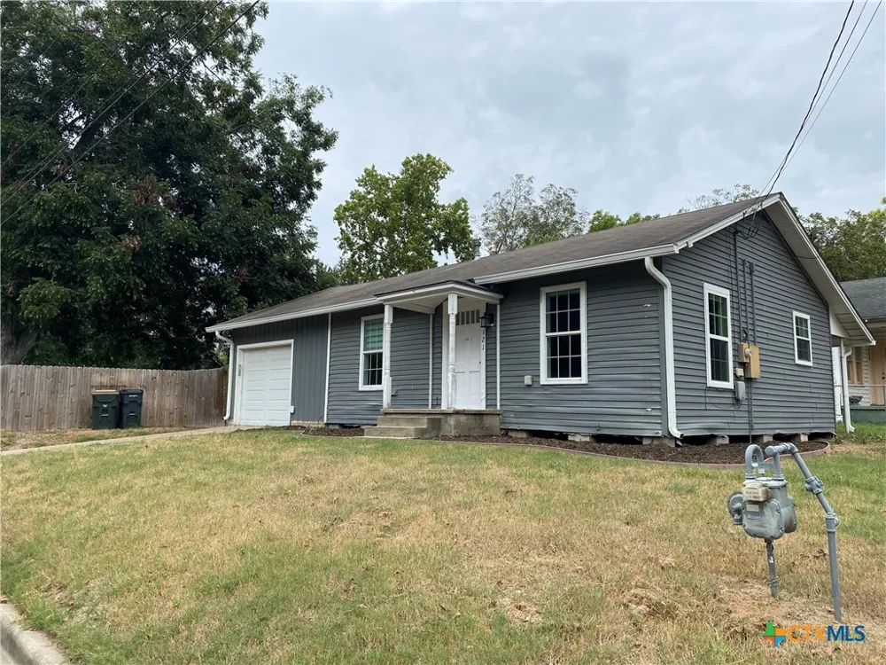 121 E 15th Street Shiner, TX 77984