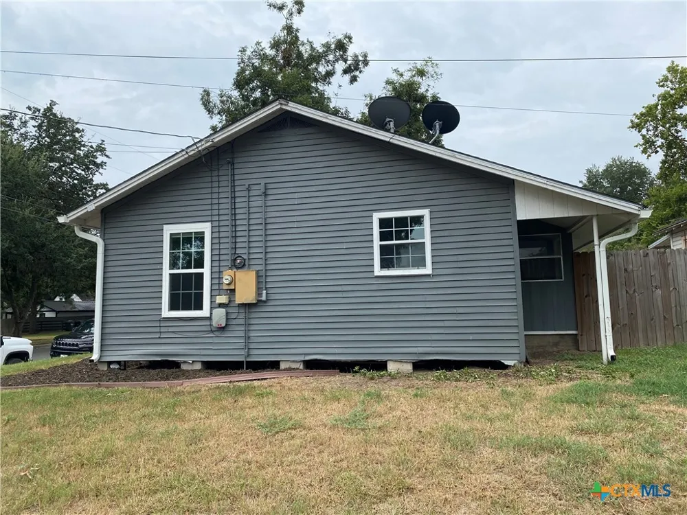 121 E 15th Street Shiner, TX 77984