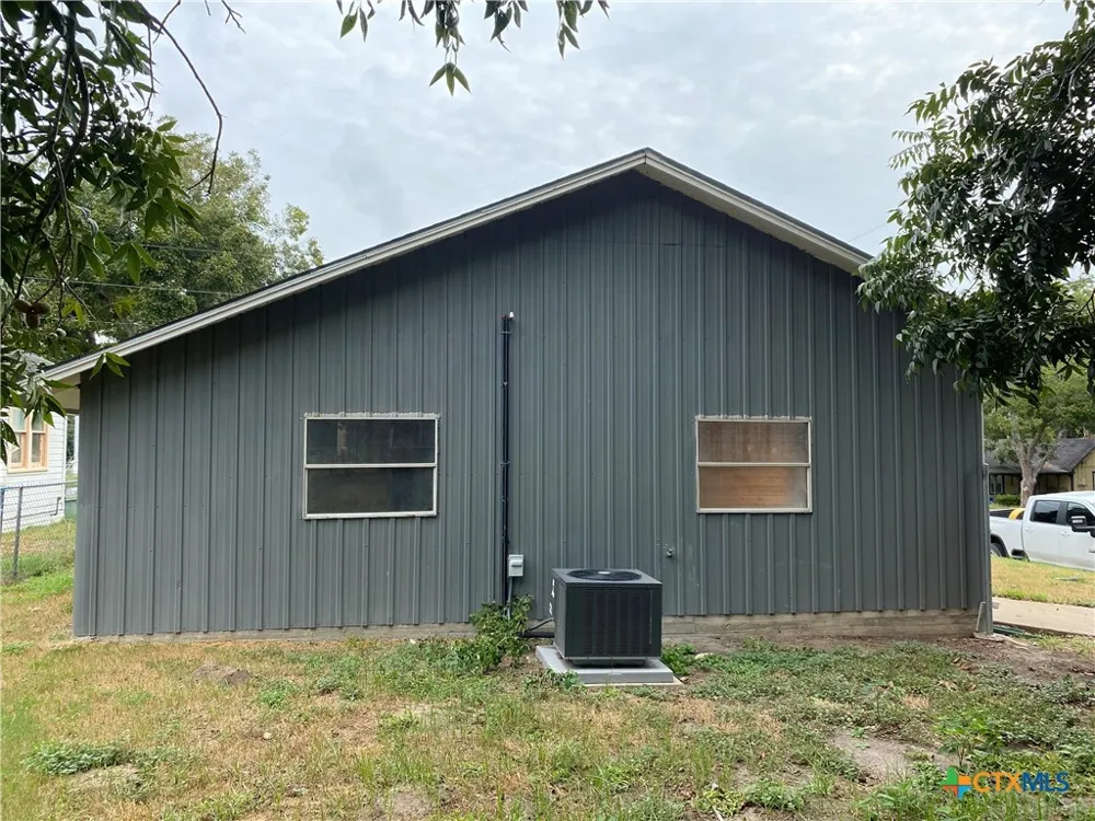121 E 15th Street Shiner, TX 77984