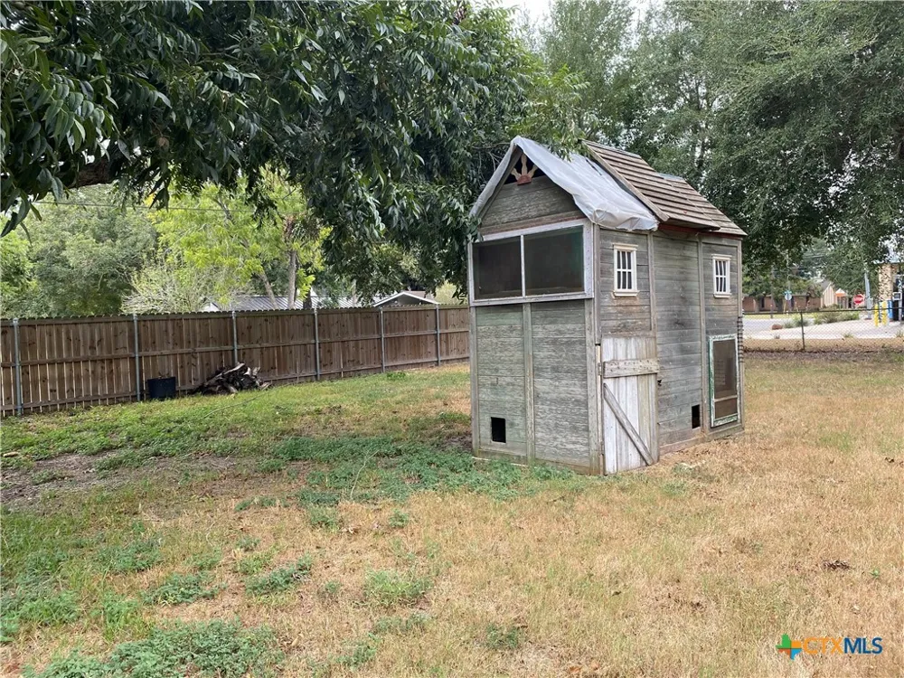 121 E 15th Street Shiner, TX 77984