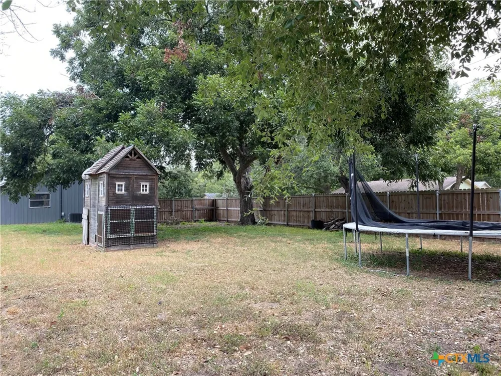 121 E 15th Street Shiner, TX 77984