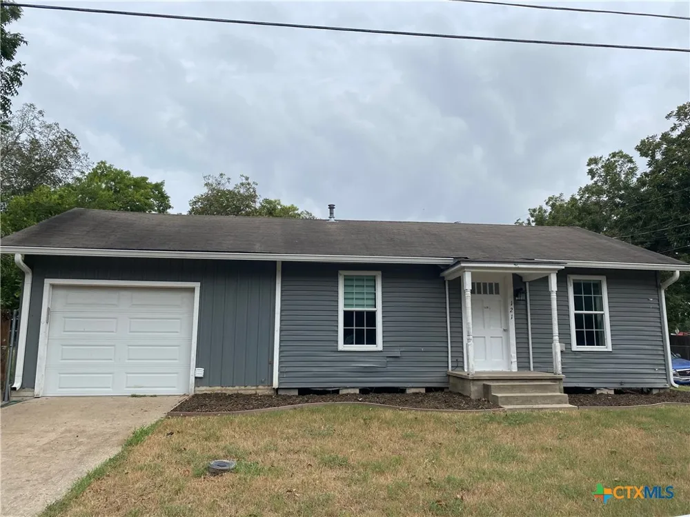 121 E 15th Street Shiner, TX 77984