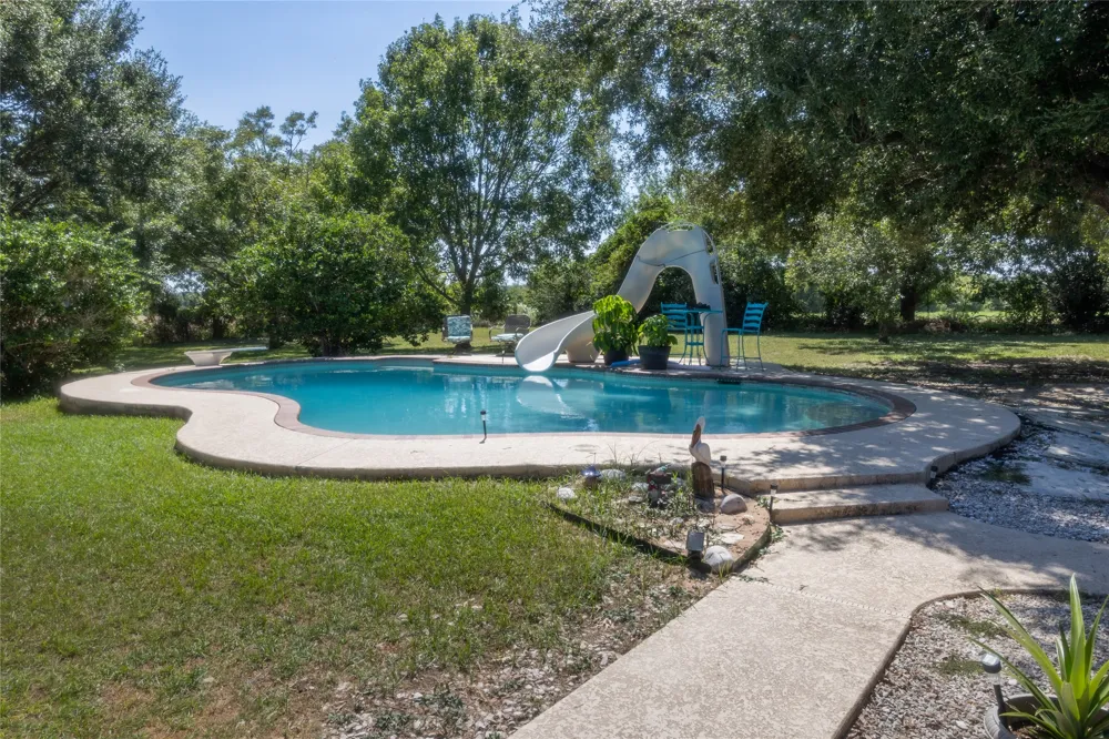 3225 Terrier Hill Lane Brenham, TX 77833