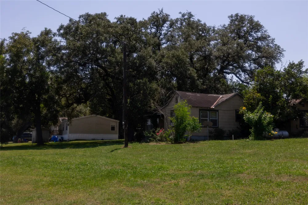 3225 Terrier Hill Lane Brenham, TX 77833