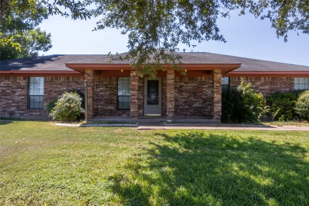 3225 Terrier Hill Lane Brenham, TX 77833