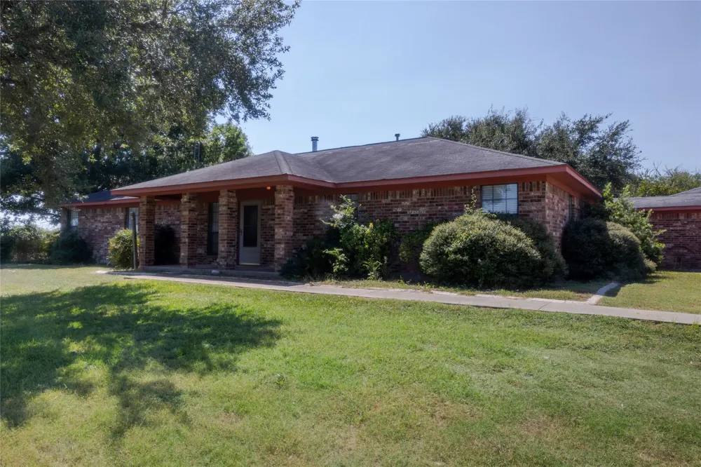 3225 Terrier Hill Lane Brenham, TX 77833