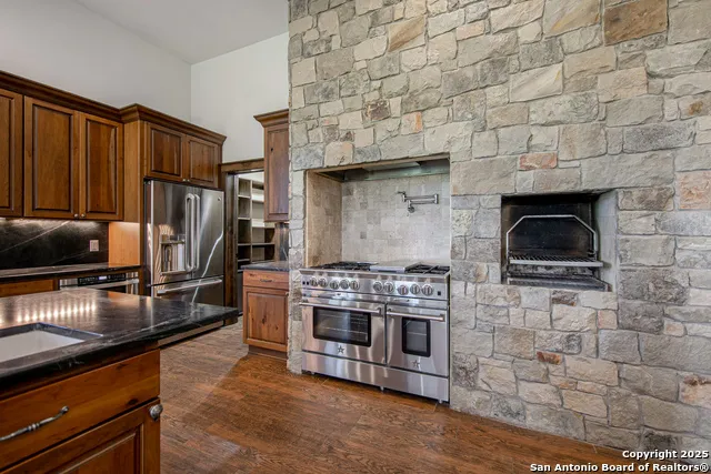9560 old colony line Dale, TX 78616