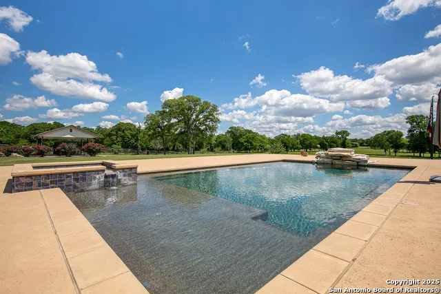 9560 old colony line Dale, TX 78616