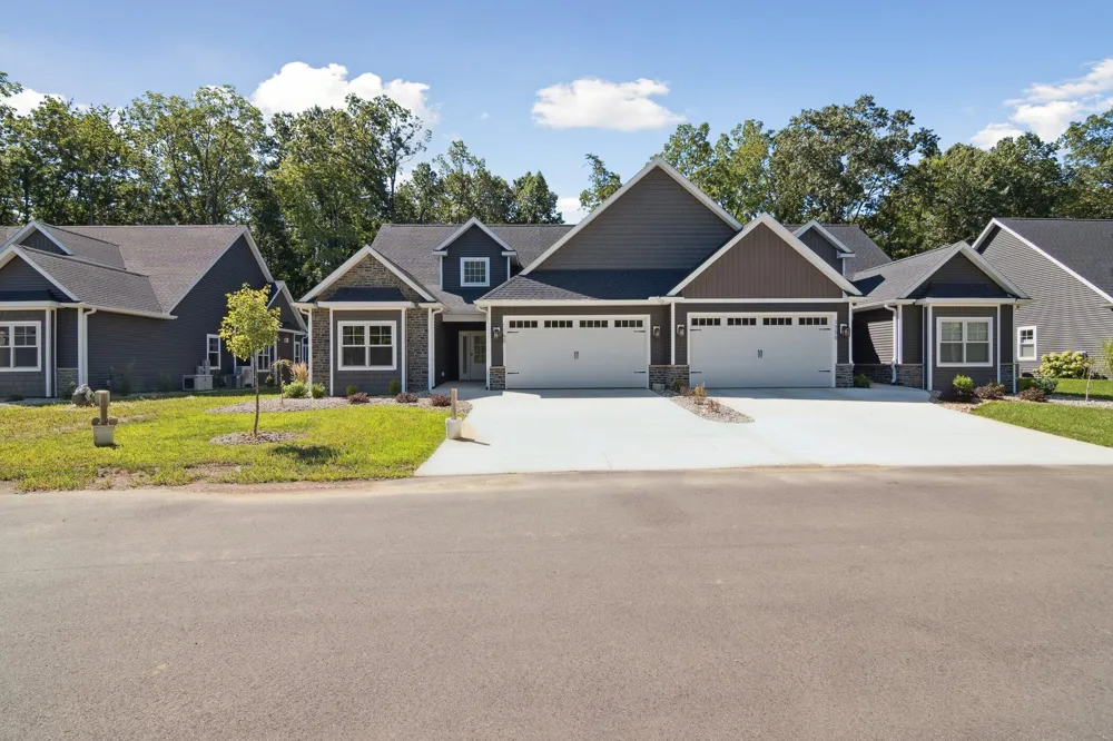 1160 Lochaven Circle Hillsdale, MI 49242