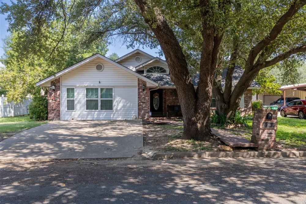 704 E 16th Street Cameron, TX 76520