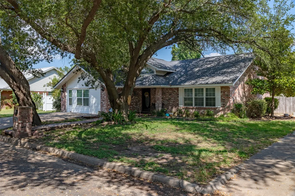 704 E 16th Street Cameron, TX 76520