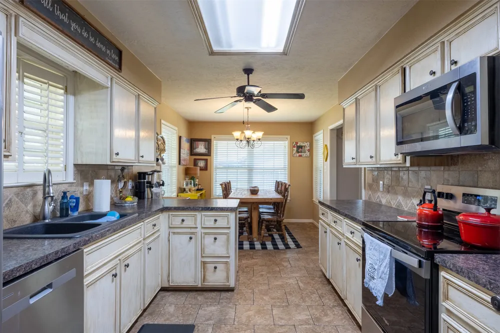 704 E 16th Street Cameron, TX 76520