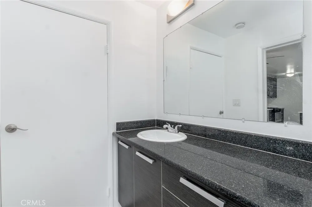 7254 Vassar Ave #308 Canoga Park, CA 91303