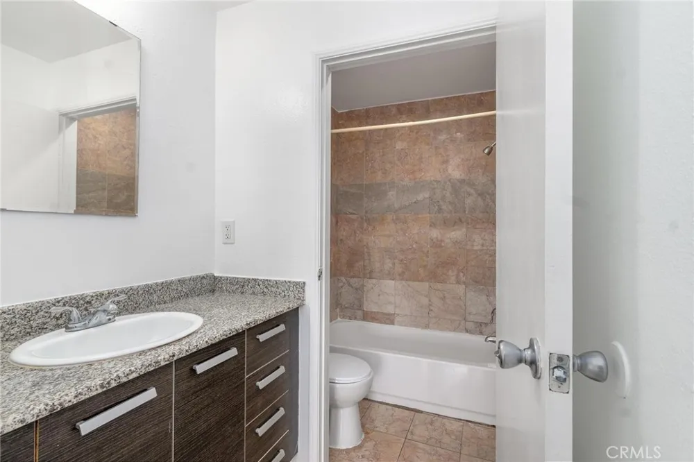 7254 Vassar Ave #308 Canoga Park, CA 91303
