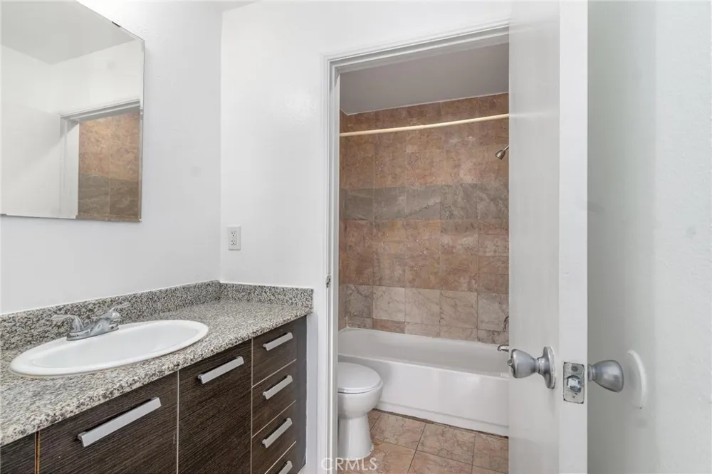 7254 Vassar Ave #308 Canoga Park, CA 91303