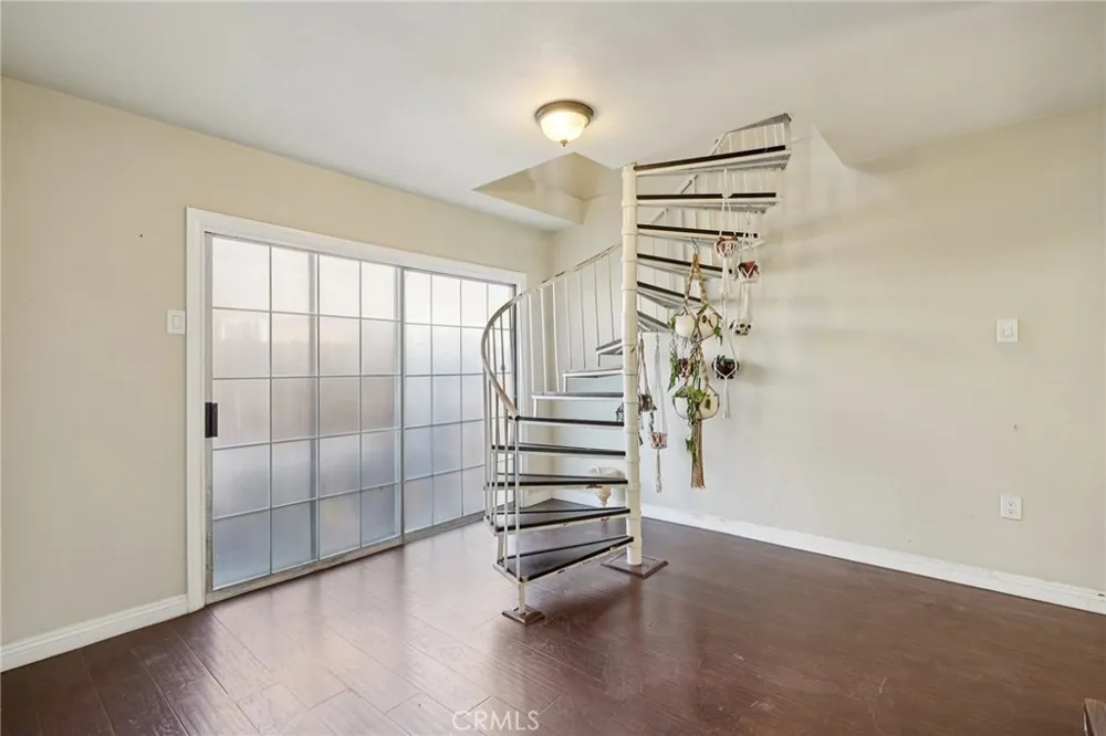 1211 E Leigh Court Long Beach, CA 90806
