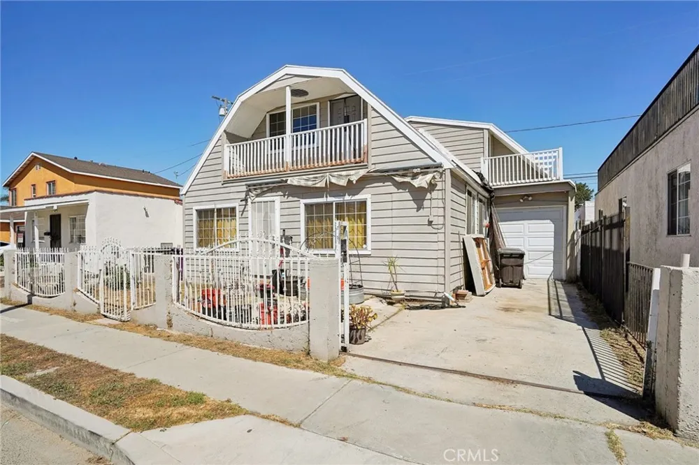 1211 E Leigh Court Long Beach, CA 90806