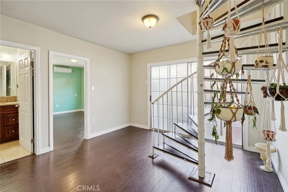 1211 E Leigh Court Long Beach, CA 90806