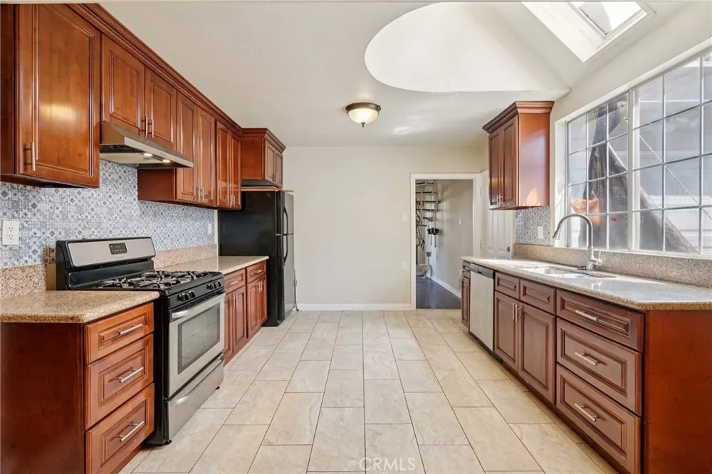 1211 E Leigh Court Long Beach, CA 90806