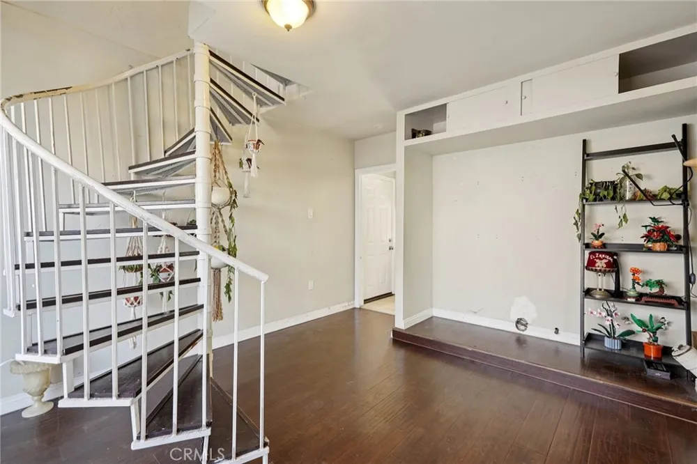 1211 E Leigh Court Long Beach, CA 90806