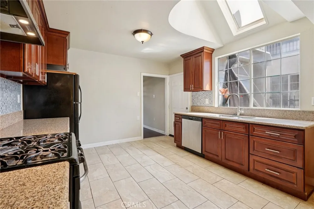 1211 E Leigh Court Long Beach, CA 90806