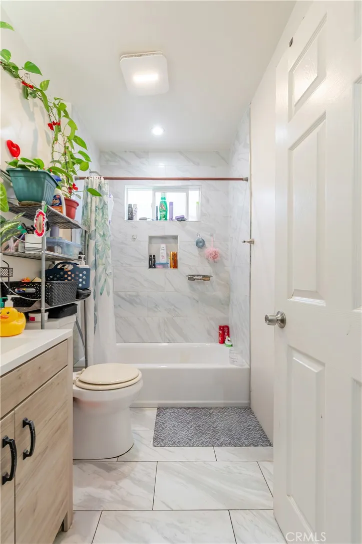 421 E 65th Los Angeles, CA 90003