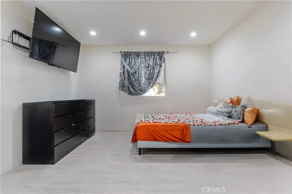 421 E 65th Los Angeles, CA 90003