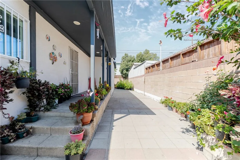 421 E 65th Los Angeles, CA 90003