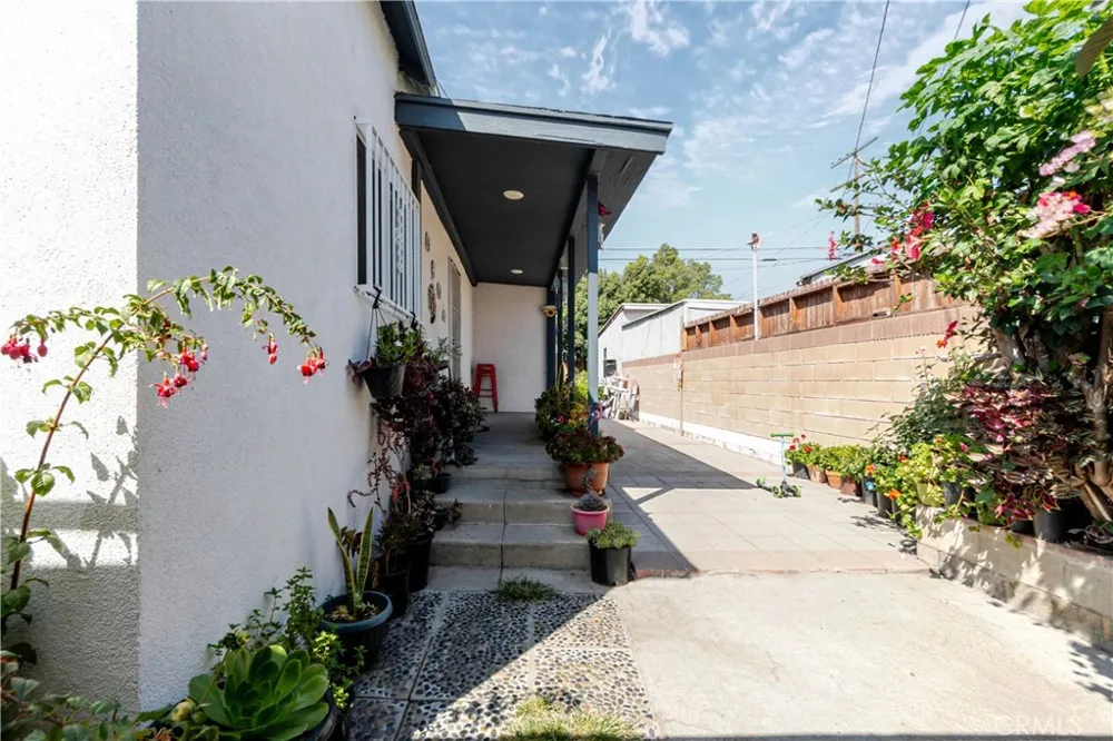 421 E 65th Los Angeles, CA 90003