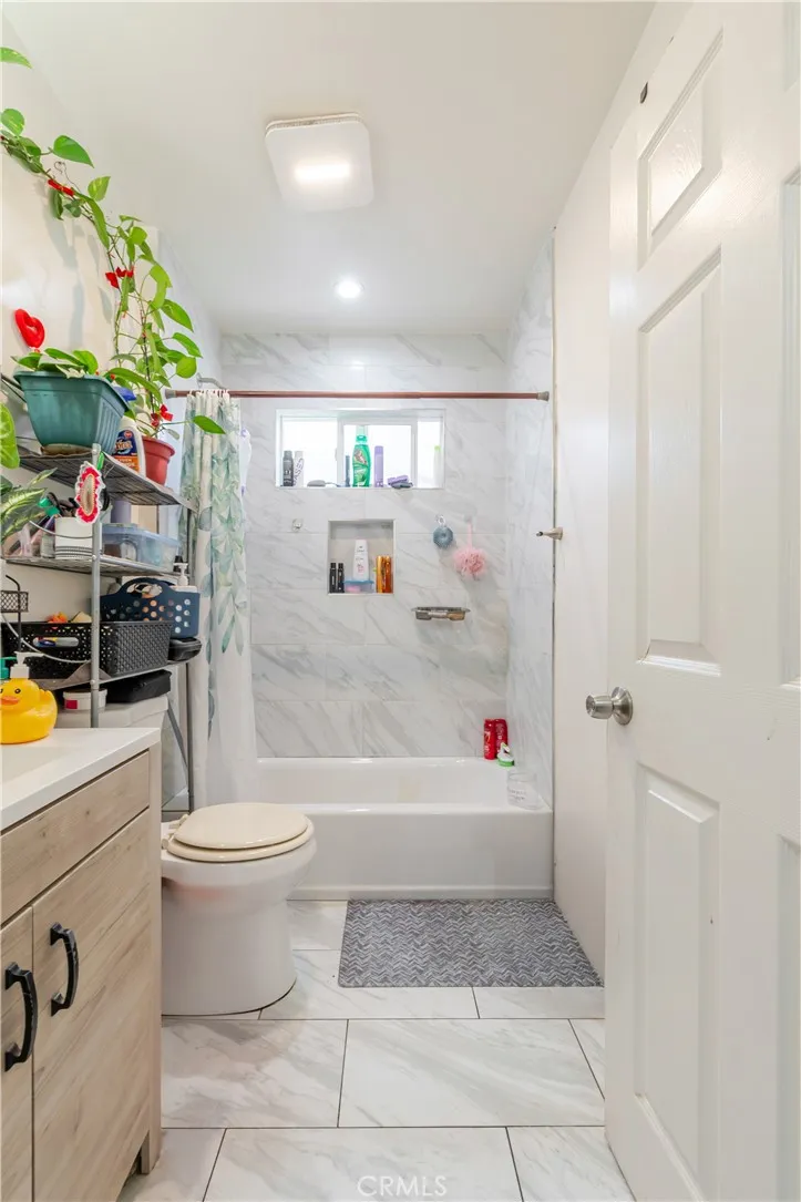 421 E 65th Los Angeles, CA 90003