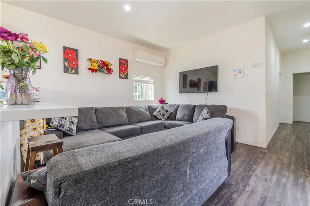 421 E 65th Los Angeles, CA 90003
