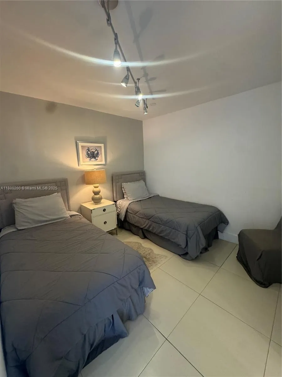 5151 Collins Ave #923 Miami Beach, FL 33140