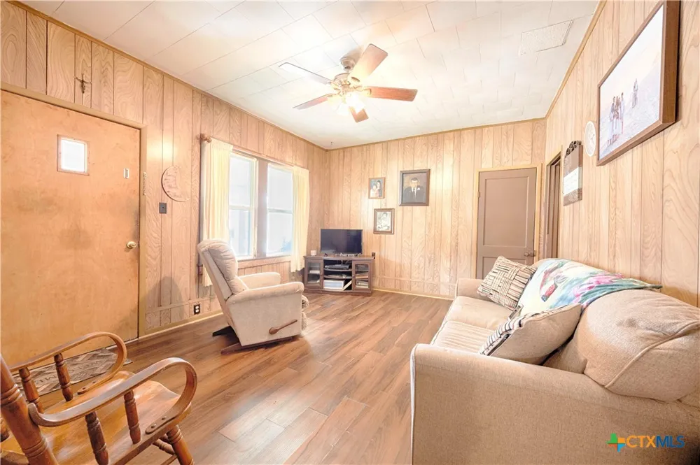 401 W Live Oak and 504 S Pecan Street Moulton, TX 77975