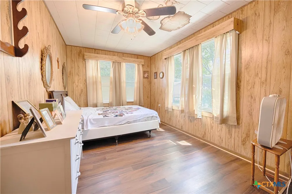 401 W Live Oak and 504 S Pecan Street Moulton, TX 77975