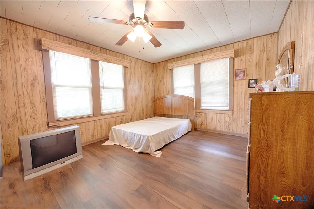 401 W Live Oak and 504 S Pecan Street Moulton, TX 77975