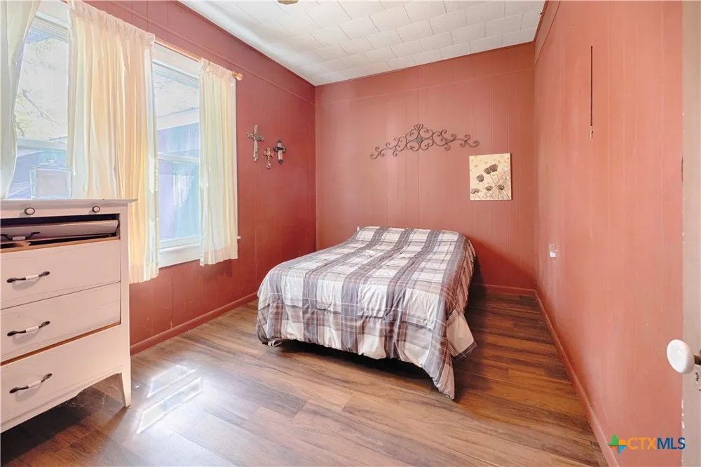 401 W Live Oak and 504 S Pecan Street Moulton, TX 77975