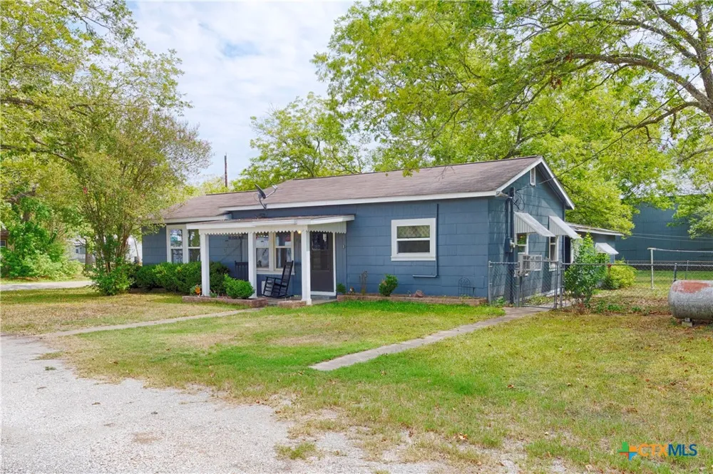 401 W Live Oak and 504 S Pecan Street Moulton, TX 77975