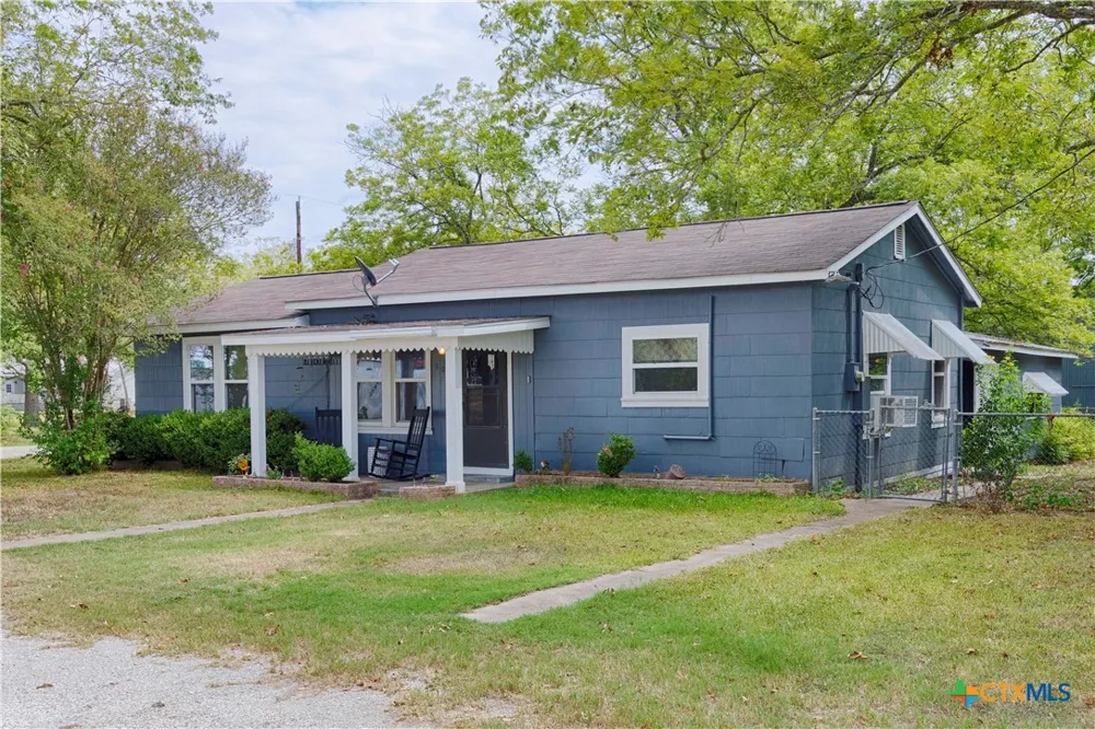 401 W Live Oak and 504 S Pecan Street Moulton, TX 77975
