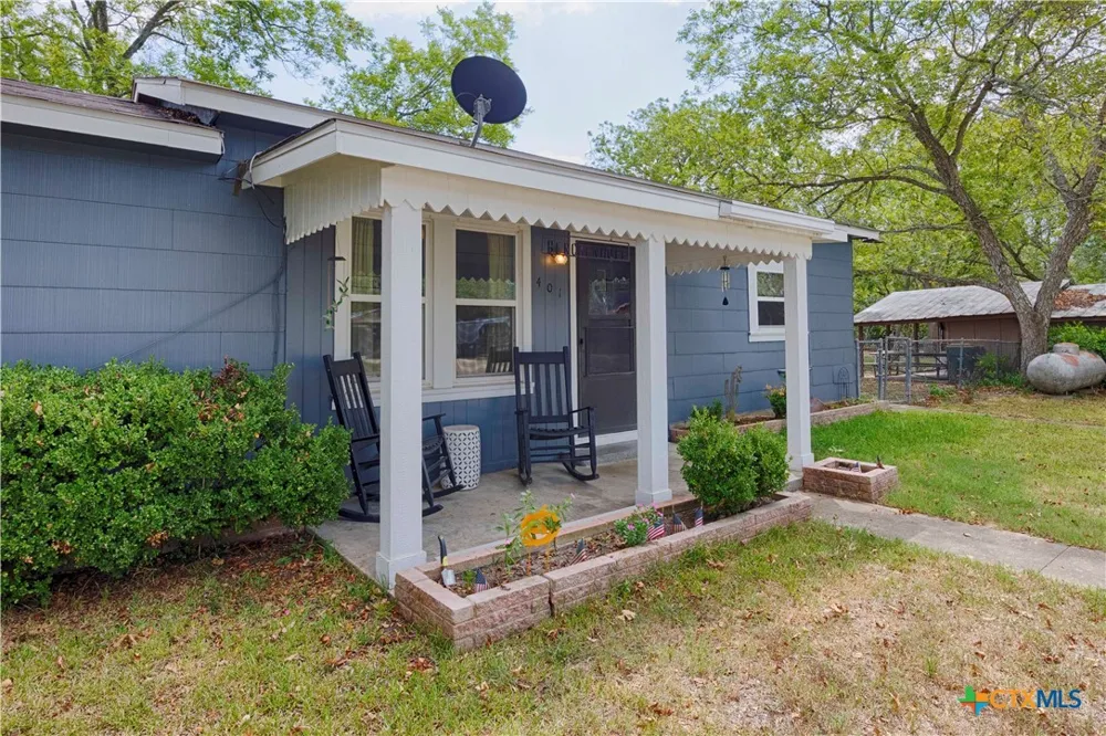 401 W Live Oak and 504 S Pecan Street Moulton, TX 77975