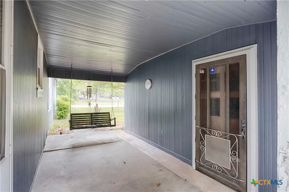 401 W Live Oak and 504 S Pecan Street Moulton, TX 77975