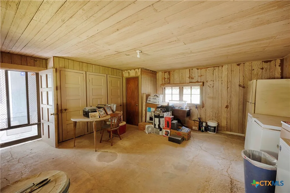 401 W Live Oak and 504 S Pecan Street Moulton, TX 77975