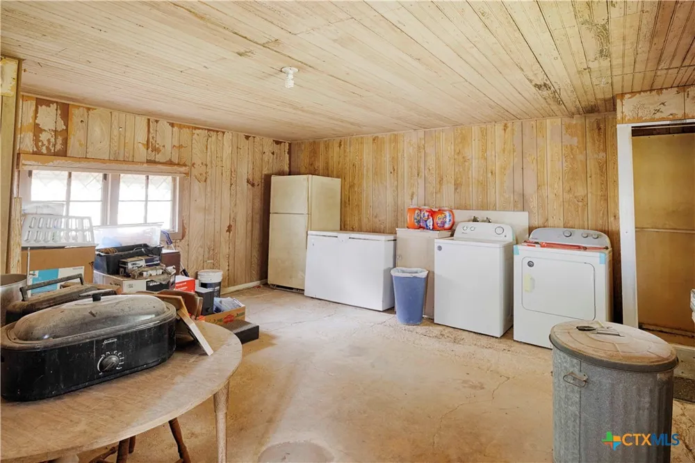 401 W Live Oak and 504 S Pecan Street Moulton, TX 77975