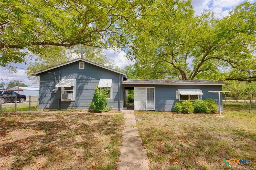 401 W Live Oak and 504 S Pecan Street Moulton, TX 77975