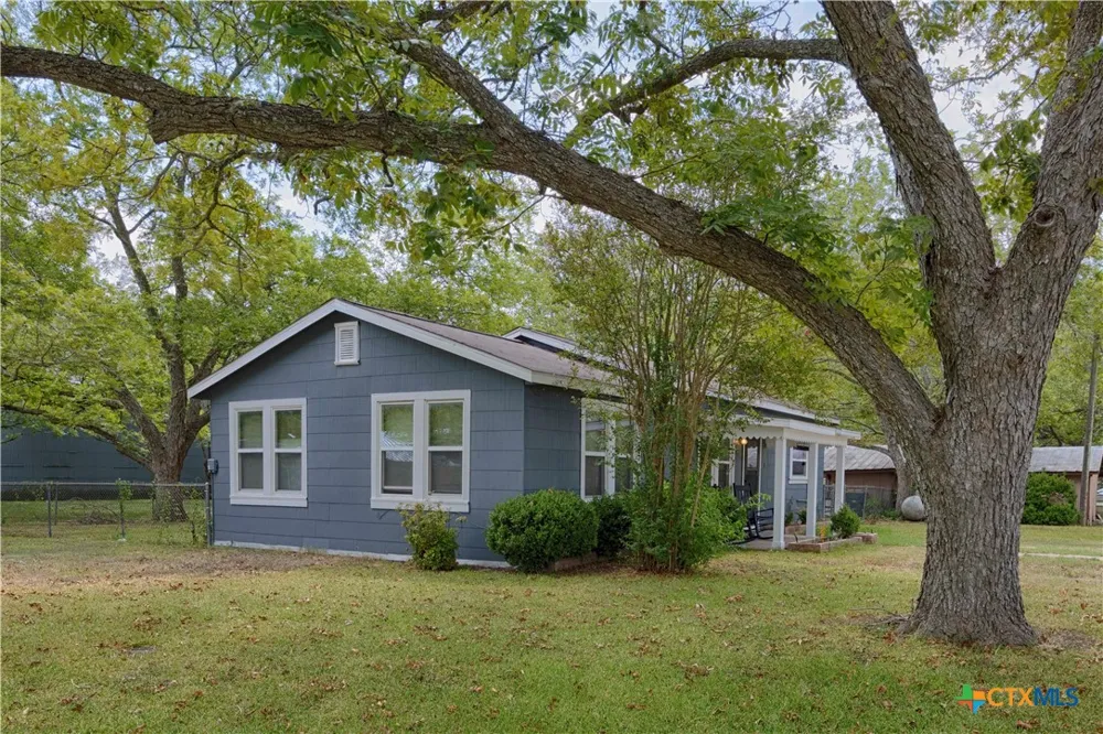 401 W Live Oak and 504 S Pecan Street Moulton, TX 77975