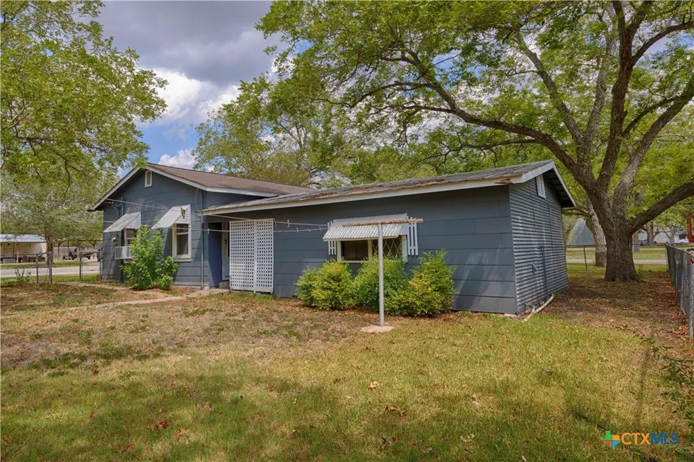 401 W Live Oak and 504 S Pecan Street Moulton, TX 77975