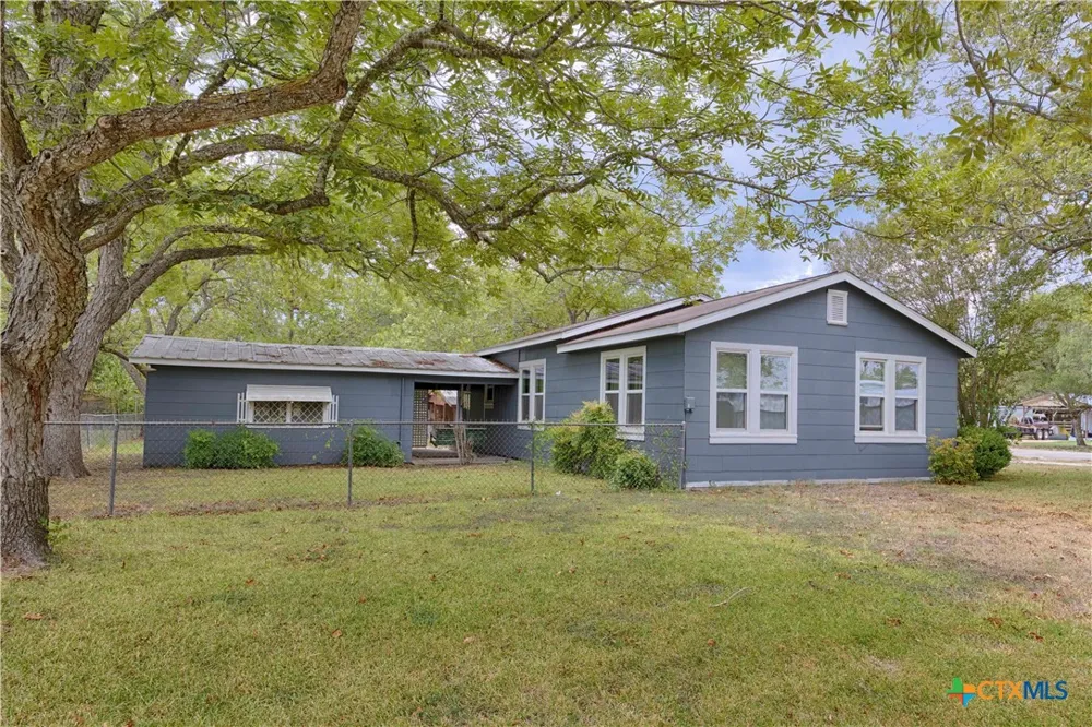401 W Live Oak and 504 S Pecan Street Moulton, TX 77975