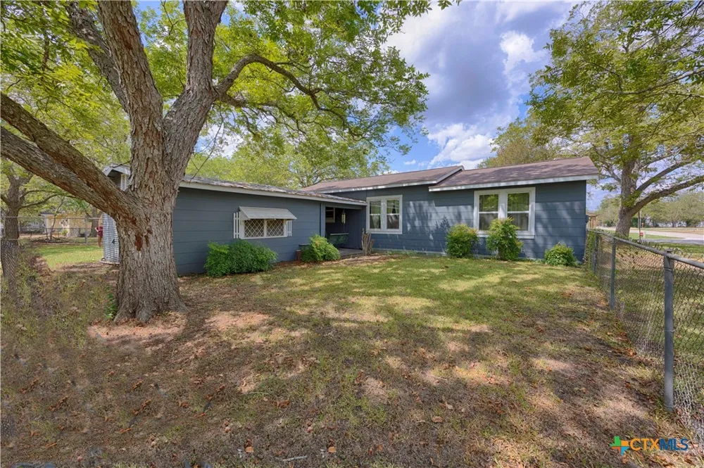 401 W Live Oak and 504 S Pecan Street Moulton, TX 77975