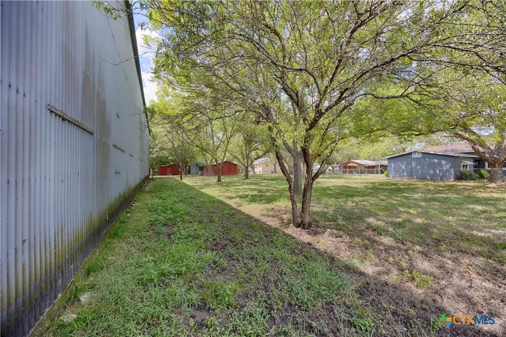 401 W Live Oak and 504 S Pecan Street Moulton, TX 77975