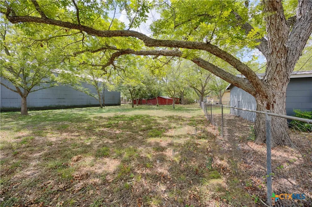 401 W Live Oak and 504 S Pecan Street Moulton, TX 77975