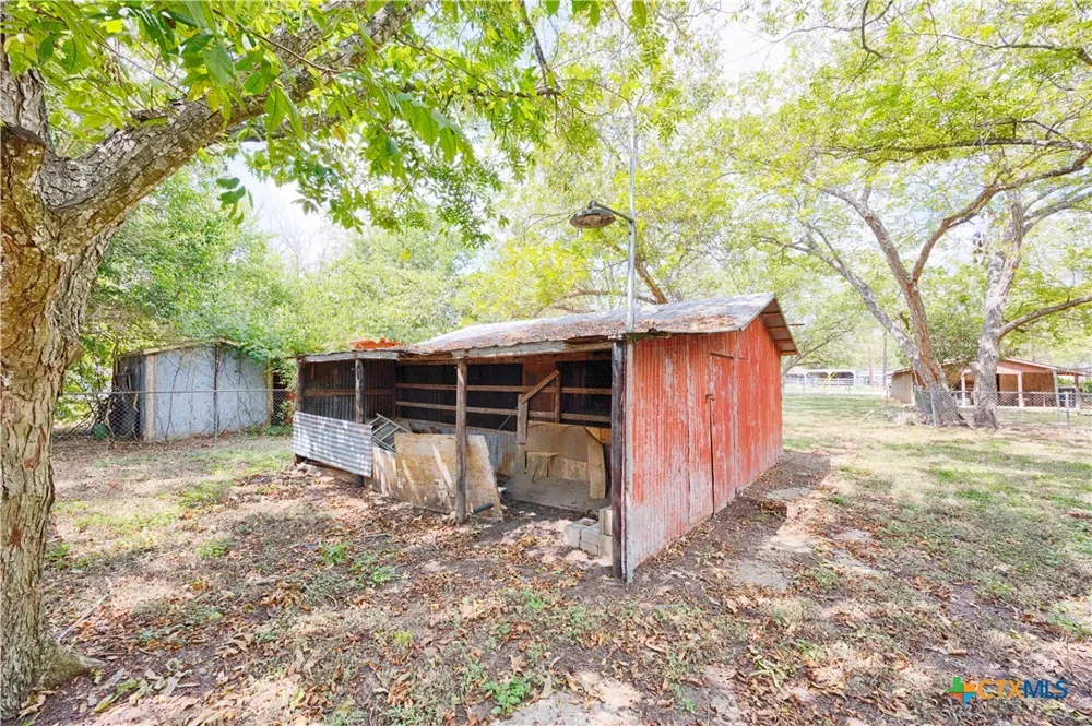 401 W Live Oak and 504 S Pecan Street Moulton, TX 77975